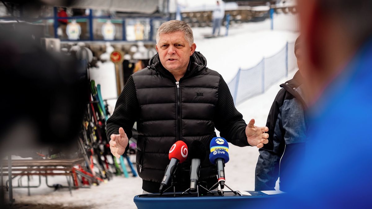 Ficova předvolební „cesta do pekla“ začala. Místo konsolidace řeší oblečení